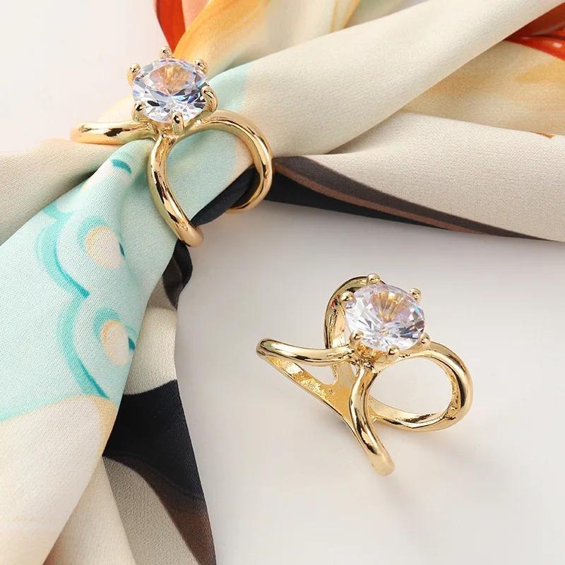 Elegante Fibbia a Tre Anelli Moda Spille con Perle Finte Bottone per Sciarpa in Cristallo Spille a Croce Curva Fermaglio per Sciarpe da Donna