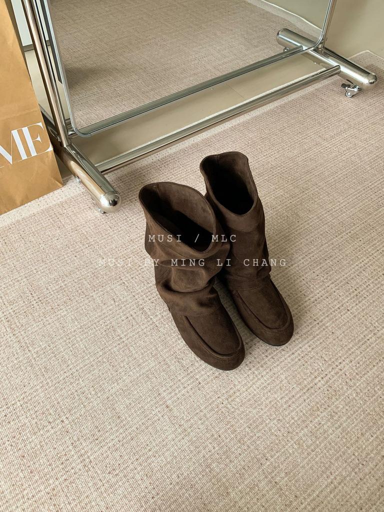 2025 Frühling und Herbst Damen Wildleder Runde Spitze Flacher Boden Temperament Innere Höhenerhöhung 3CM Ein Pedal Stiefel Rauchrohrstiefel