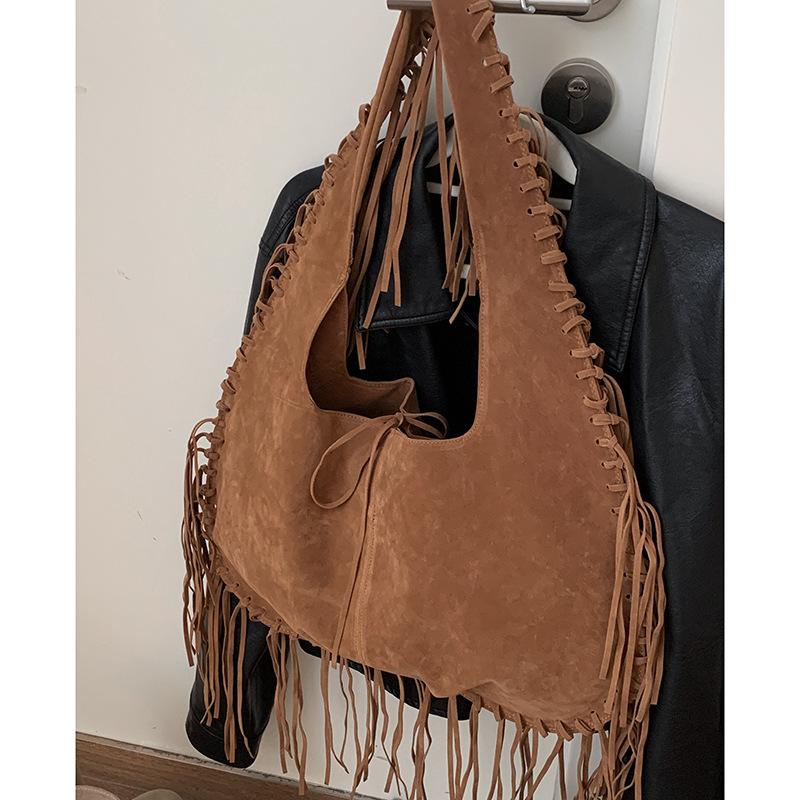 

Сумка с бахромой Autumn Maillard в стиле ретро женская 2025 новая модная матовая сумка под мышкой большая вместительность сумка на плечо коричневый