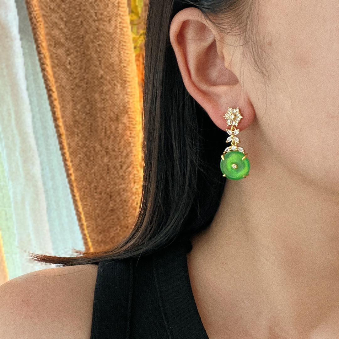 

Full Green, Yang Green, Natural Agate Green Chalcedony Earrings, Women S Opening Is Slightly Inlaid, And The Real Shot Is Fidelity.