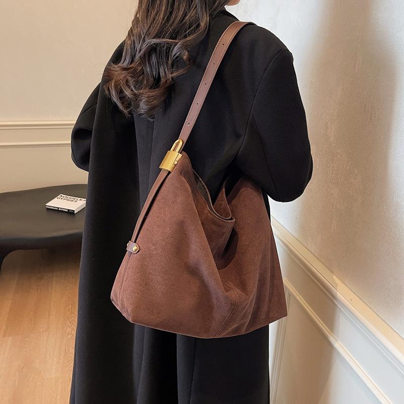 Large-capacity bag women's autumn and winter versatile 2025 new suede shoulder messenger bag commuter tote bag