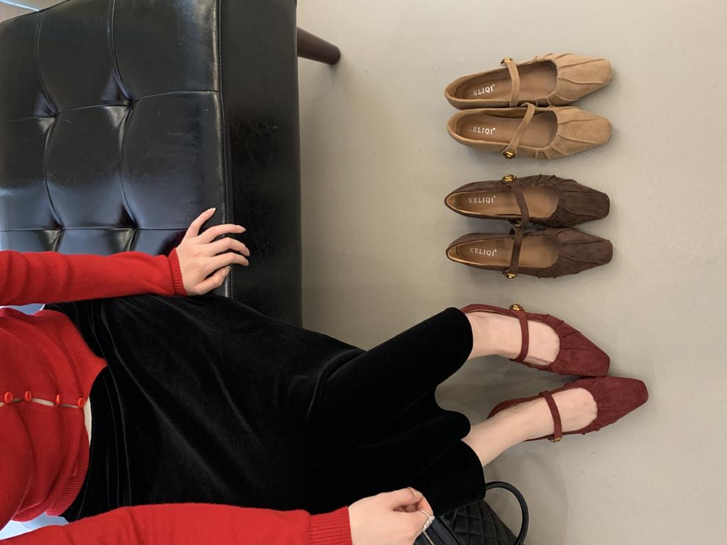 2025 autumn and winter new small square head pleated inner slope heel with shallow mouth soft sole work women's single shoes