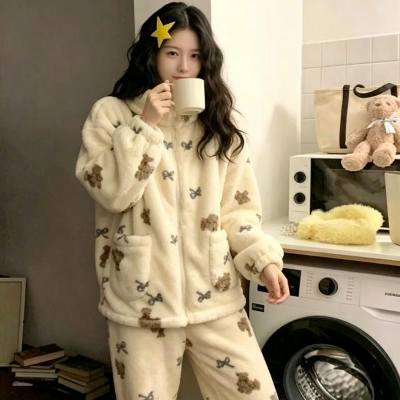 Set Pijama Confortabil din Fleece Coral pentru Femei Cu Fundă Imprimeu Urs Larg Cald Îmbrăcăminte de Noapte Ținută de Casă de Iarnă