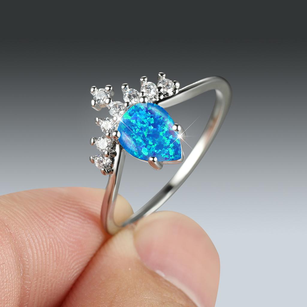V Shaped Circular Blue Horse Eye White Diamond Ring