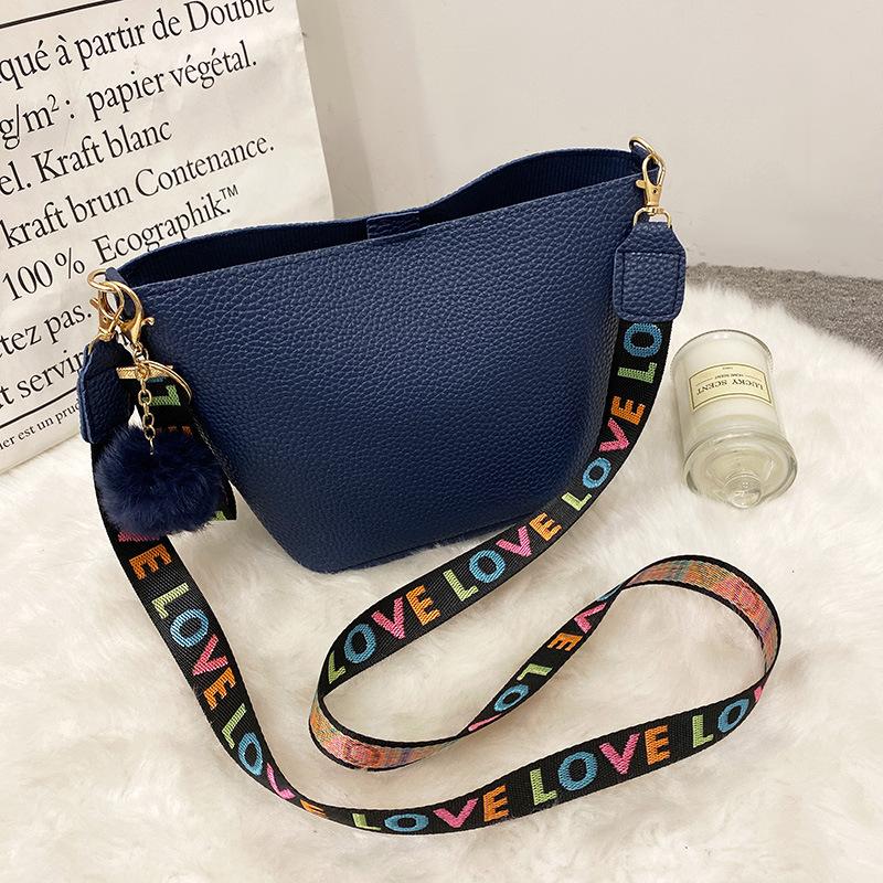 Lychee pattern ribbon single shoulder crossbody tote bag, a new letter bucket hairball diagonal span bag