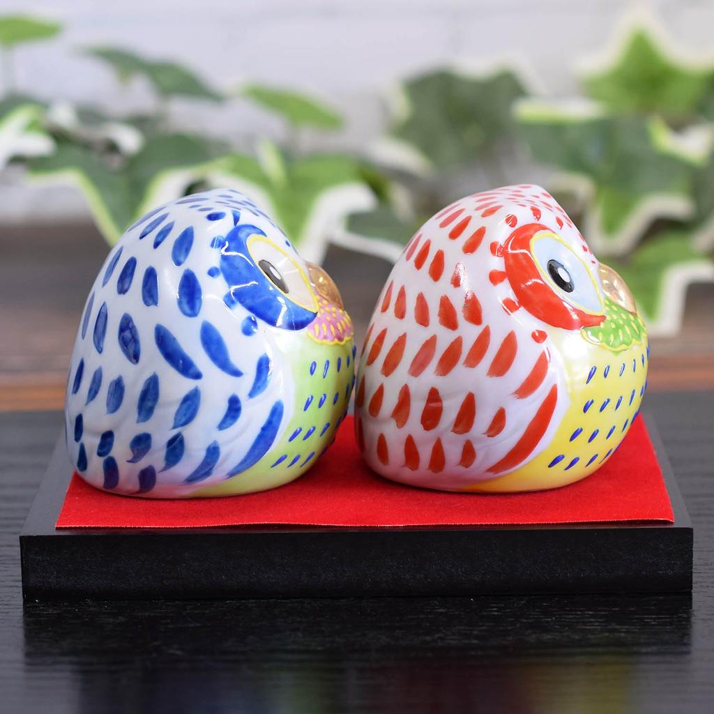 Waza no Kura Stilvolle Eulenfigurine, Kutani-Keramik, Eulenpaar (mit Ständer/Matte/Schild), Keramik, Glück, Luxusmarke, Innendekoration, Objekt, Perfec