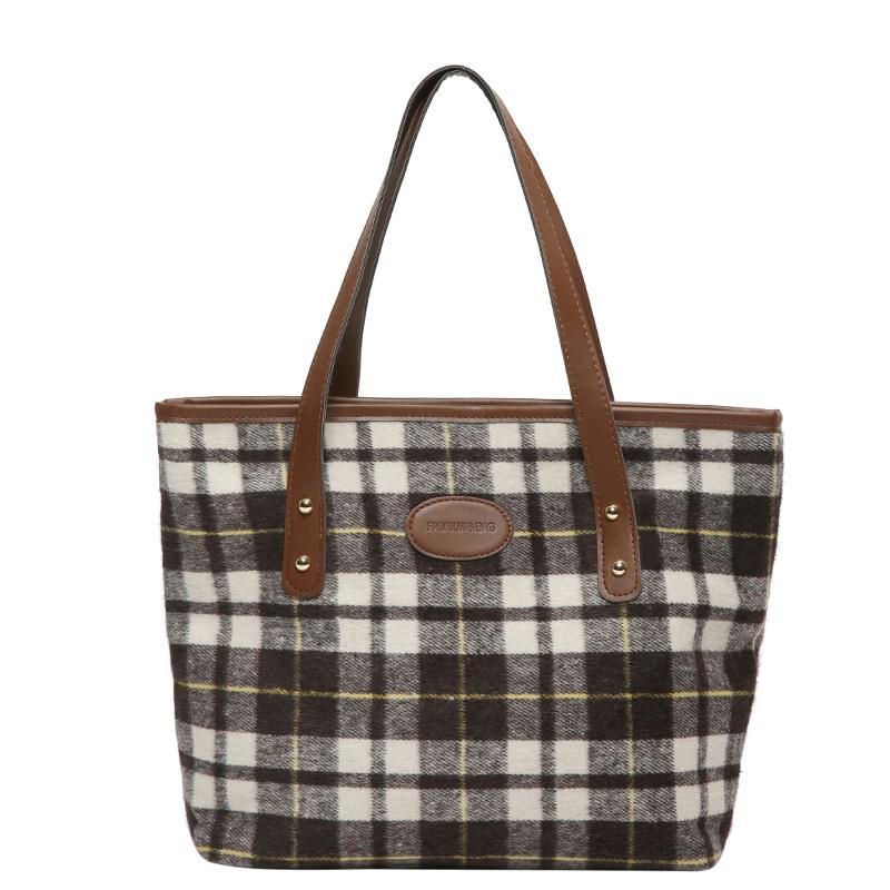 Korean Version of Beautiful Simple Shoulder Bag Casual Niche Spring Large Capacity Bag Women's New Commuter Tote Bag