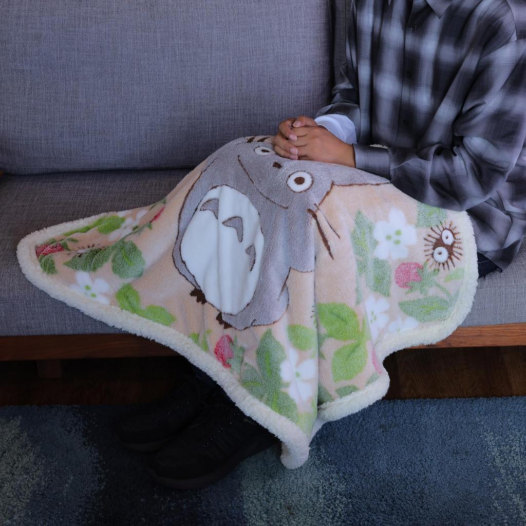 Marushin Ghibli "My Neighbor Totoro" Totoro Found a Strawberry Blanket, Cute, Fluffy Boa, Stylish, Winter Warmer, 1125014500
