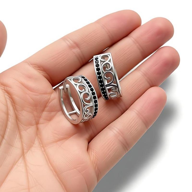 Měděné kruhové náušnice s filigránovým designem a černými zirkonovými akcenty