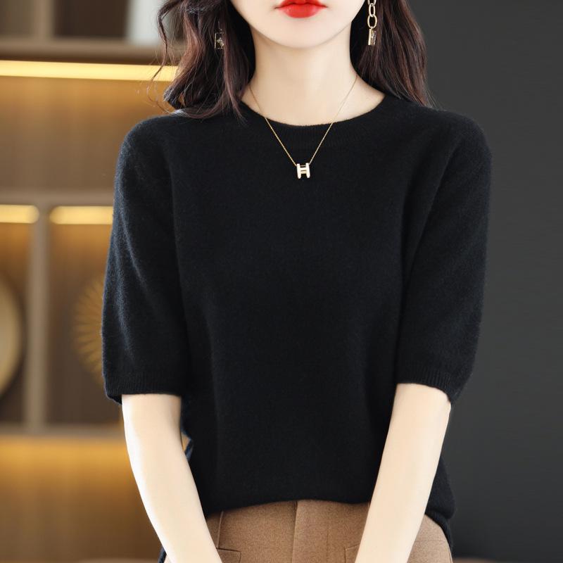 Women's Plus Size Wool Sweater - Versatile Knitwear for Autumn and Winter.