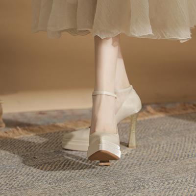 Satin Hochzeitsschuhe Haupt Hochzeitskleid Brautschuhe keine müden Füße kleine hohe Absätze dicker Absatz wasserdicht Tisch mit Rock einzelne Schuhe