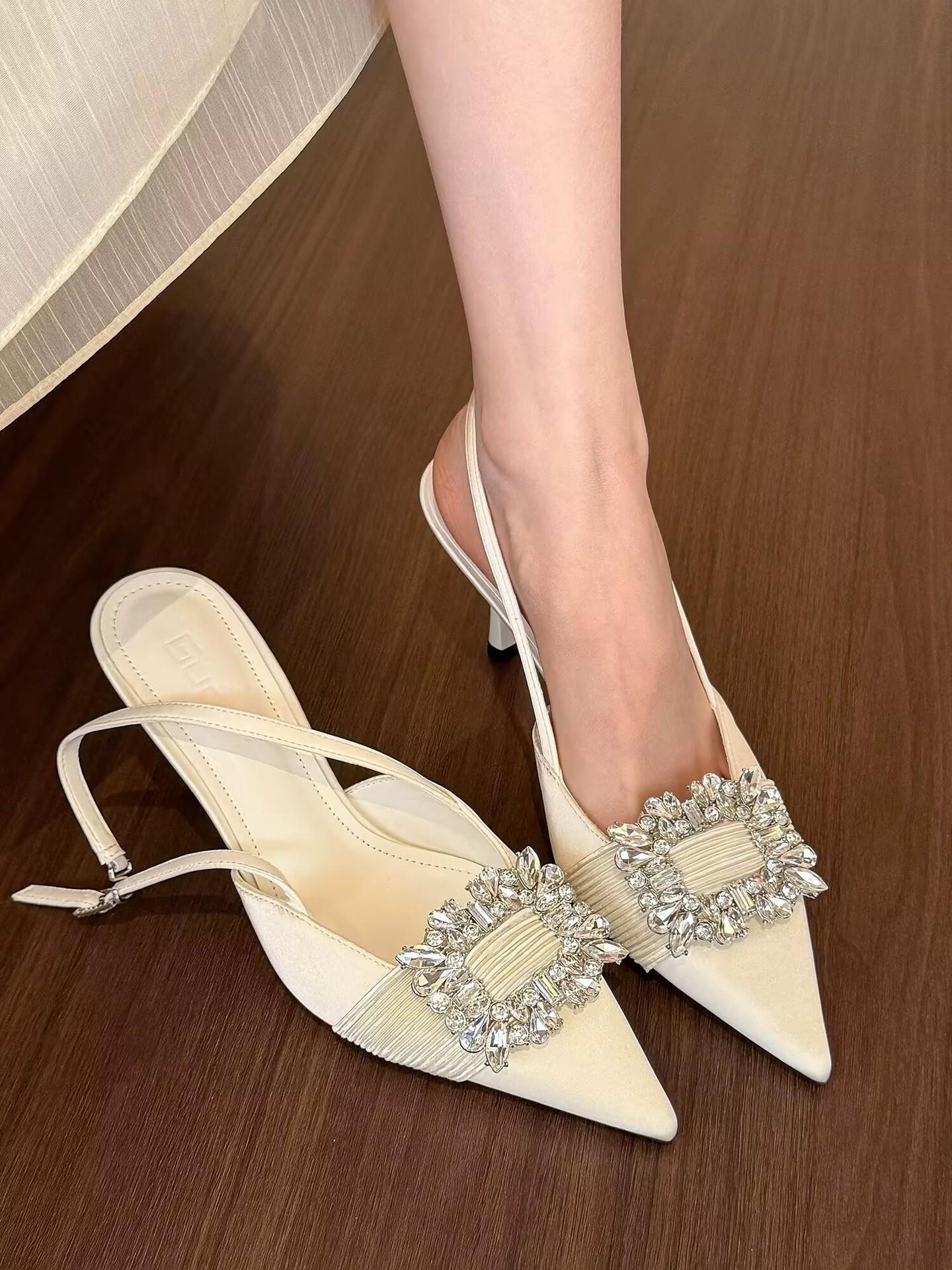 

Весна экстравагантна! Туфли на высоком каблуке цвета сгущенного молока с квадратной пряжкой, украшенные стразами, женские модные босоножки из атласа с одним словом 39