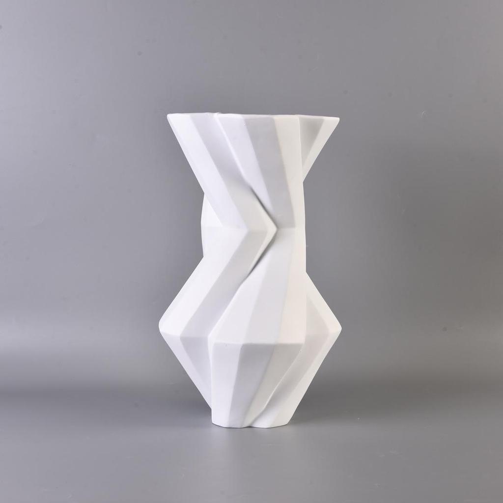 Black & White Resin Vase with Broken Line Leaf Pattern - Modern Minimalist Ornament for Home or Hotel Decor
