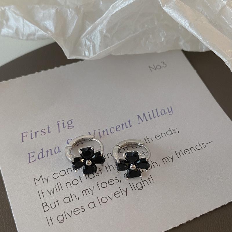 

Stylish Four-leaf Clover Earrings Simple and Girly Black Earring Clips