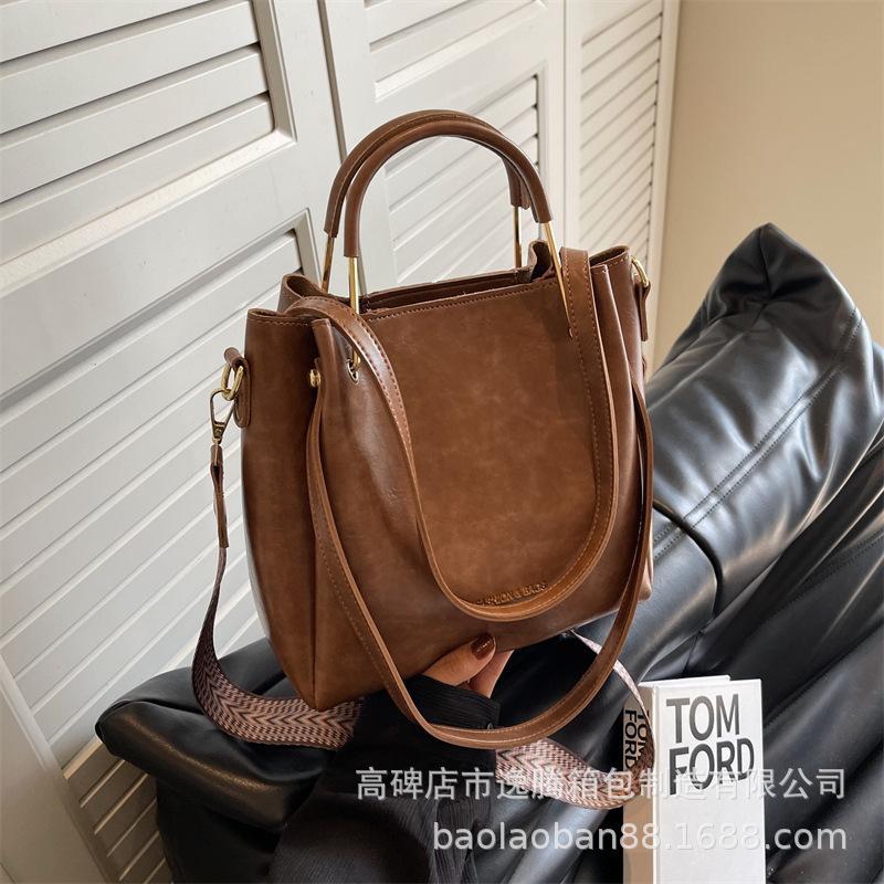 

Fashion large-capacity handbag bag women s leisure commuter shoulder bag foreign style messenger bucket bag коричневий