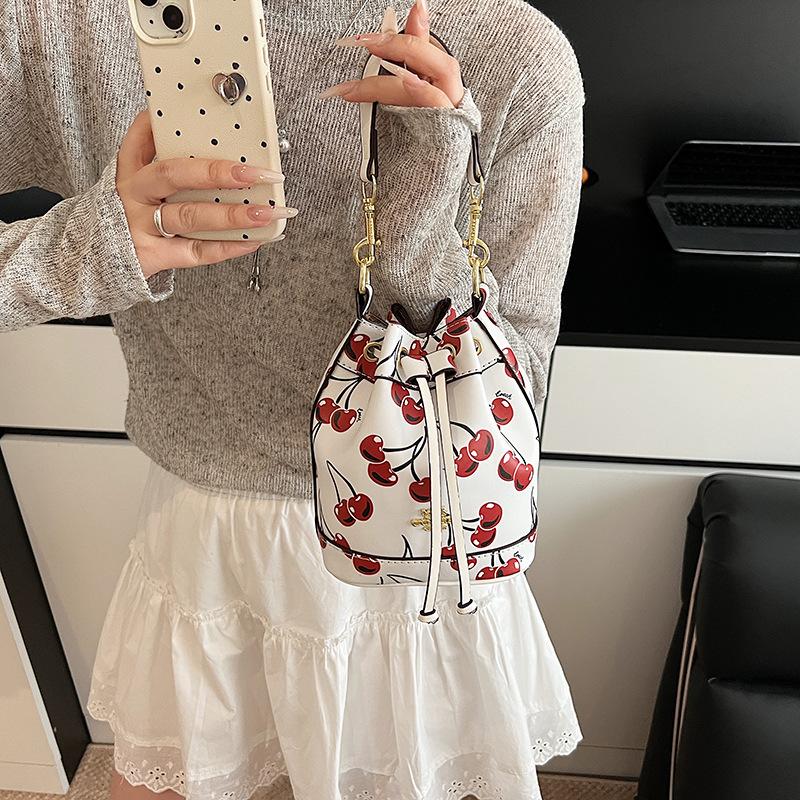 Damentaschen, Sommer 2025 Neue Koreanische Mode Nische Schultertasche, Persönlichkeitsdruck, Kirsch Umhänge-Eimertasche