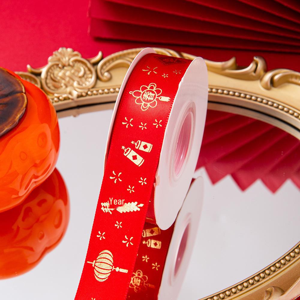 

Красная лента «С Новым годом»: Праздничные благословения для упаковки и цветочных подарков