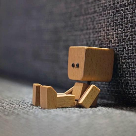 1/2 Sets Shaking Wooden Man Figurine with 12 Magnetic Expressions Handmade Shaking Feet Wooden Doll Car Dashboard Desktop Decoration