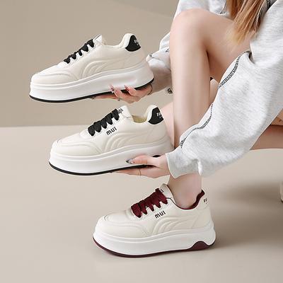 Sapatos casuais esportivos de plataforma da moda para mulheres, novos versáteis de primavera e outono, sapatos brancos de bico redondo, quentes e que aumentam a altura, tênis de plataforma