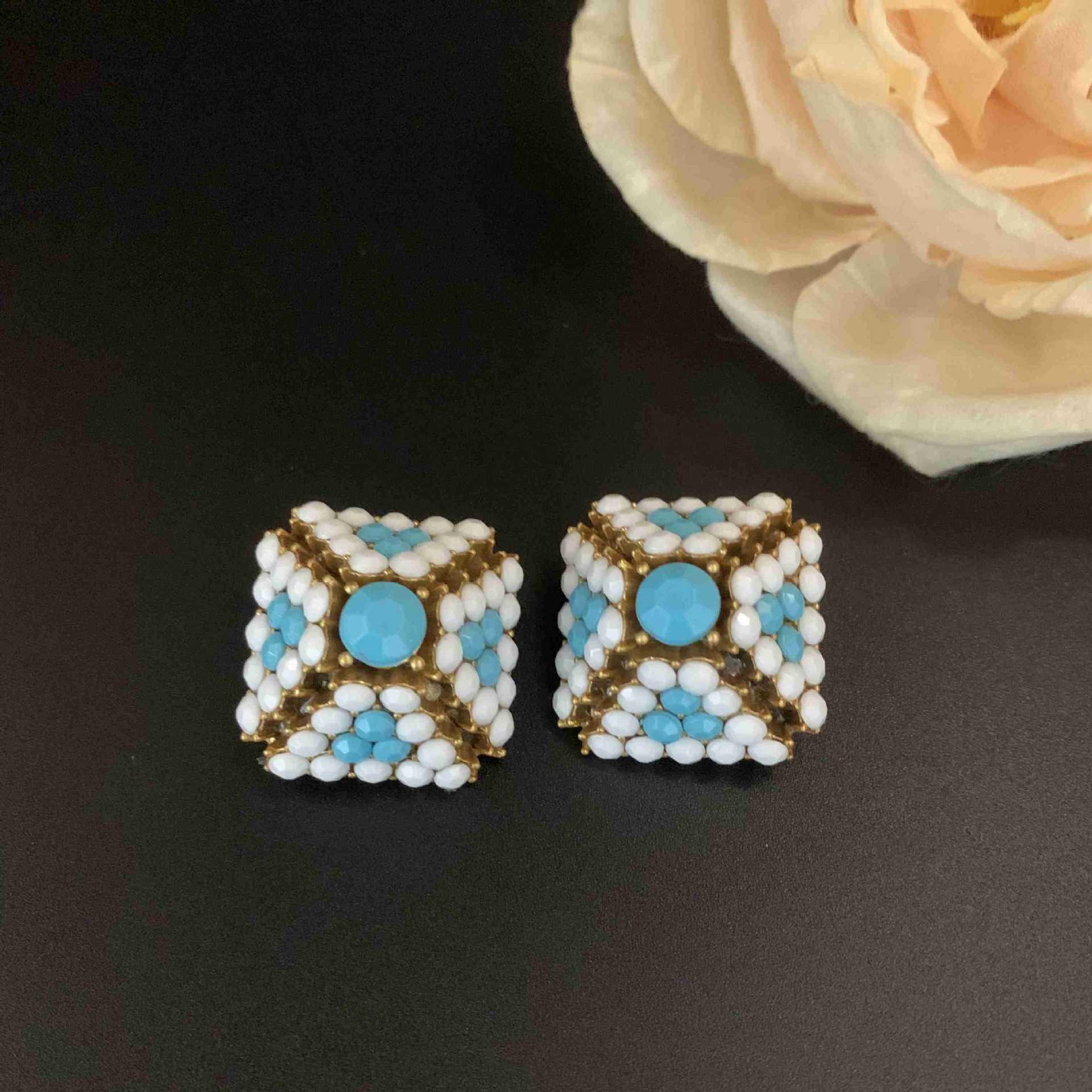 

Пирамидальные клипсы для ушей из состаренного натурального камня: Полые ретро серьги для высококлассной женской осенне-зимней бижутерии No Specific Size