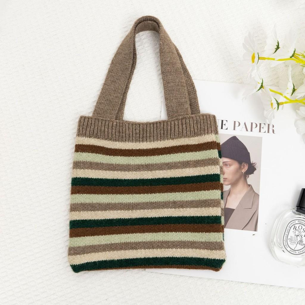 Стильная вязаная сумка-тоут в трендовом цвете кэмел с радужной полоской для повседневного использования