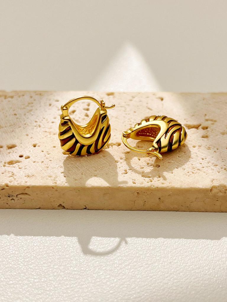 Women's Fashionable Ear Buckles with Gilded zebra Texture, High-end Basket Earrings, Versatile and Light Luxury Style