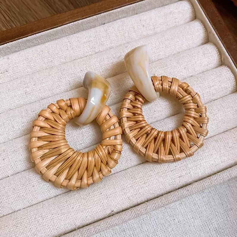 Boucles d'oreilles bohèmes en bambou rotin et pompons de coquillages pour femmes