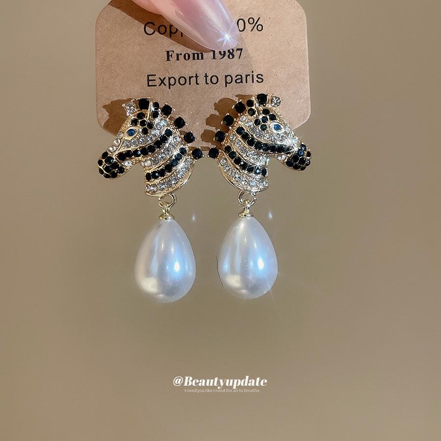 Retro Zodiac Horse Pearl & Diamond Stud Earrings - High-End Light Luxury Fashion for Women