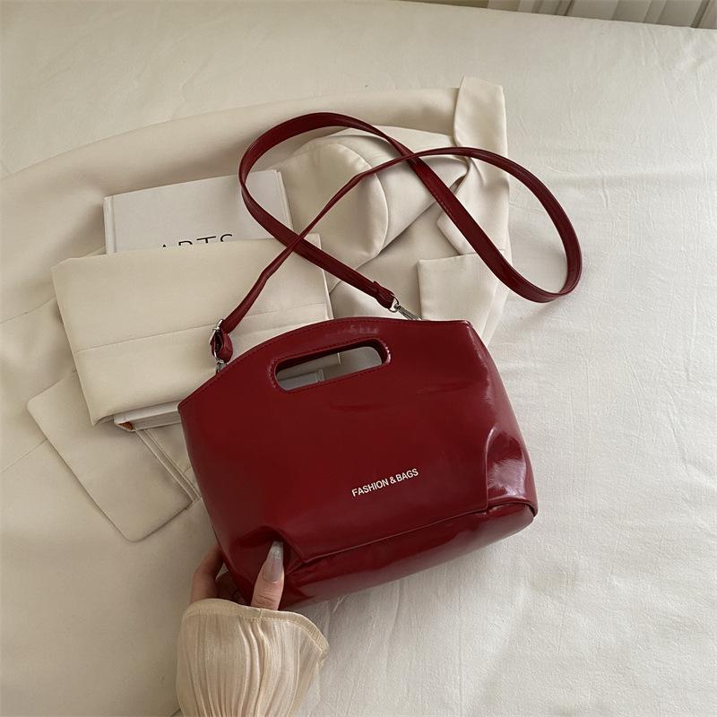 

В этом году 2025 женские сумки новая весна и лето большая вместимость универсальная для поездок на работу одно плечо косой кроссбоди сумка-тоут ретро квадратная сумка красный