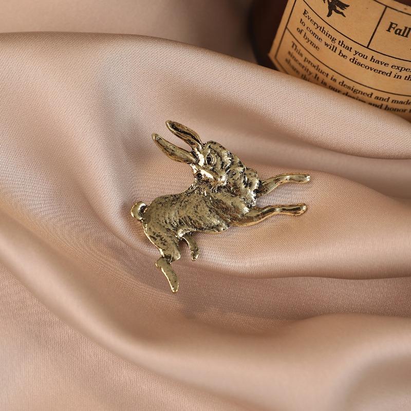 Unique and Retro Animal-themed Chinese Zodiac Horse Brooch Anti-glare Badge Versatile Pin Exquisite Accessory