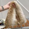 Nova bolsa de pelúcia de outono, grande capacidade, alto valor, simples, moderna, portátil, bolsa triângulo, bolsa de ombro com bolinha dourada