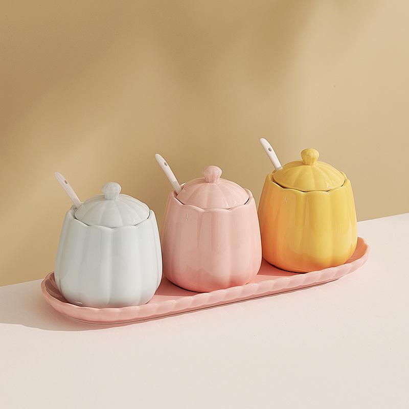 

Набір керамічних баночок для приправ: Стильний кремовий дизайн у триколірному поєднанні для кухонного приладдя.