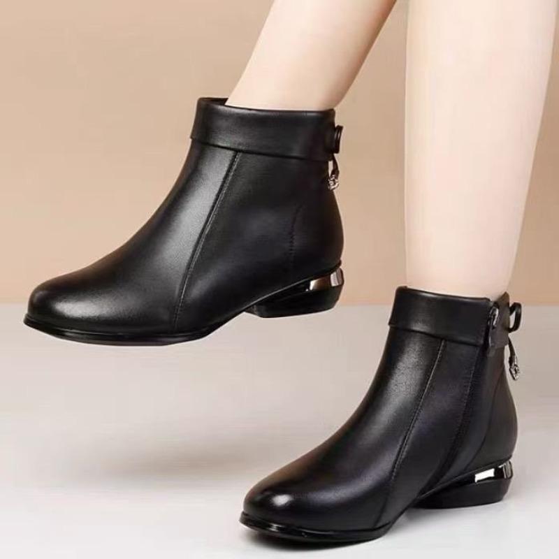 Soft-soled shoes, small short boots, women's autumn new single boots, low-heeled winter fashion velvet warm fashion boots