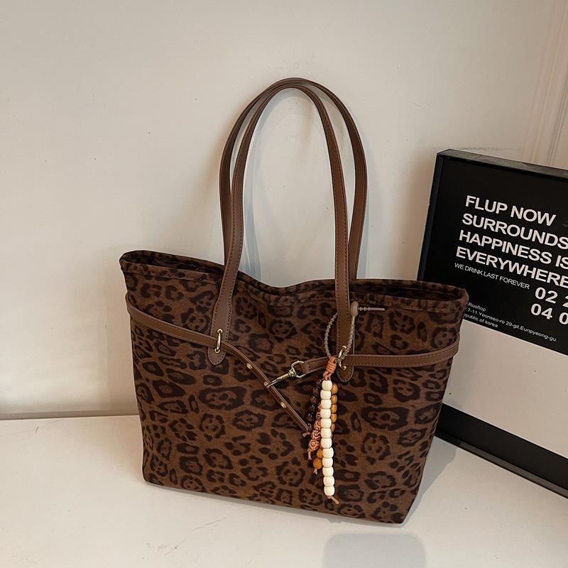 

Large capacity bag women s bag 2025 new niche design high sense autumn and winter retro shoulder bag commuter tote bag without pendant