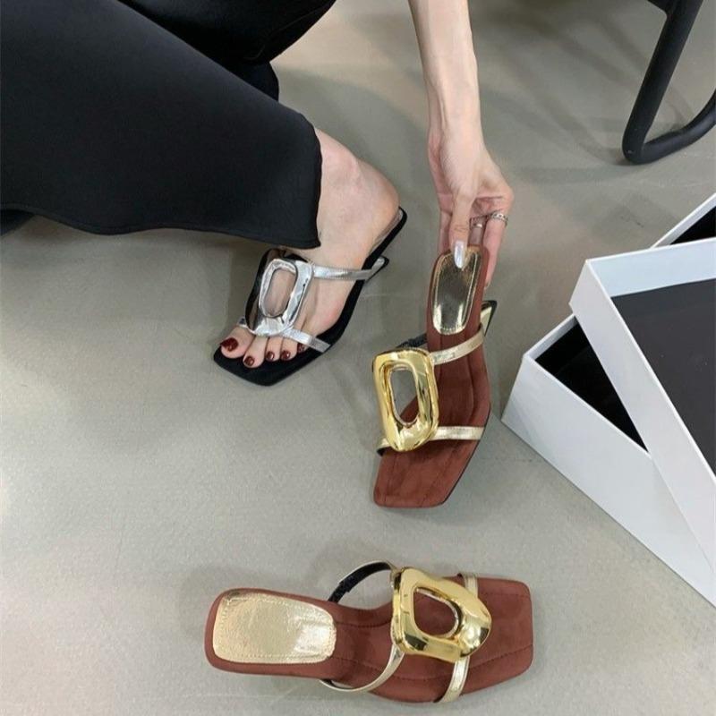 Modne Nowy Styl Luksusowe Damskie Baleriny Klapki Casualowe Klapki Plażowe Damskie Kapcie na Zewnątrz Metalowa Dekoracja Damskie Buty na Kapcie