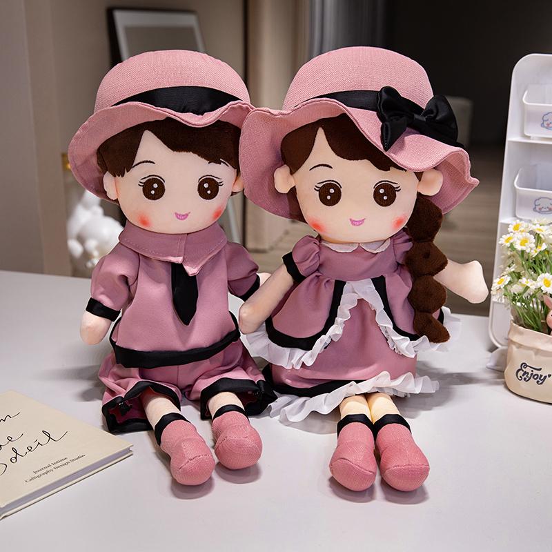 Frischvermählte Bett-Drück-Puppen: Ein Paar elegante Hochzeitsgeschenkpuppen im chinesischen Stil zur Dekoration des Brautgemachs.