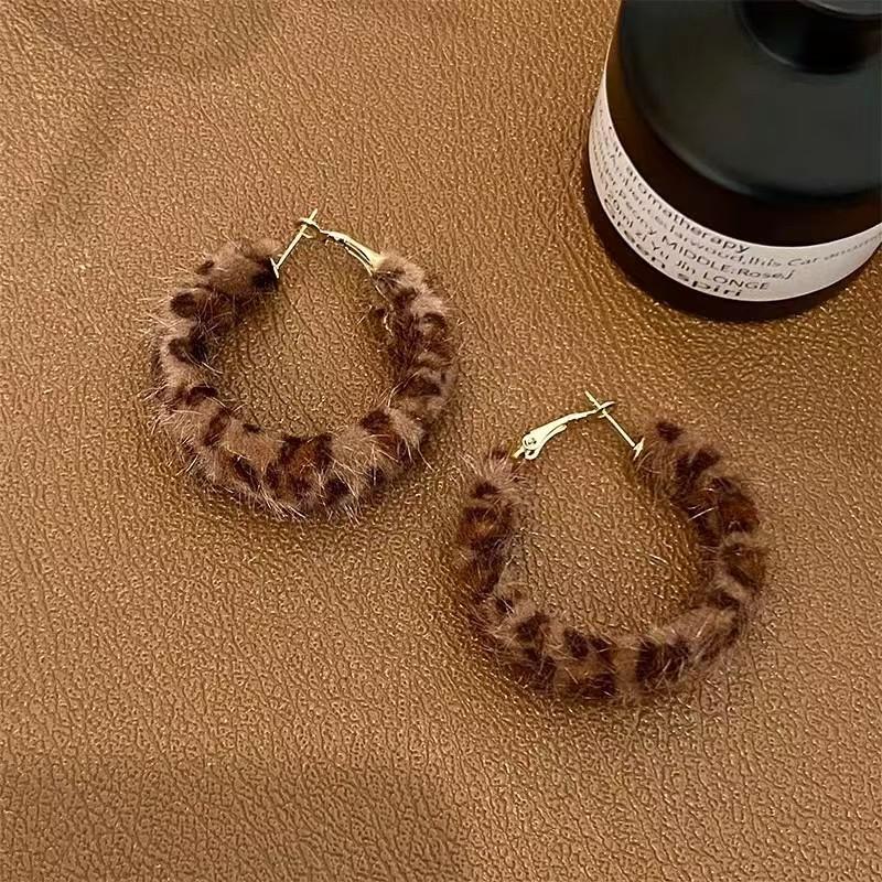 Vintage American Plush Leopard Print Circle Hoop Earrings For Women