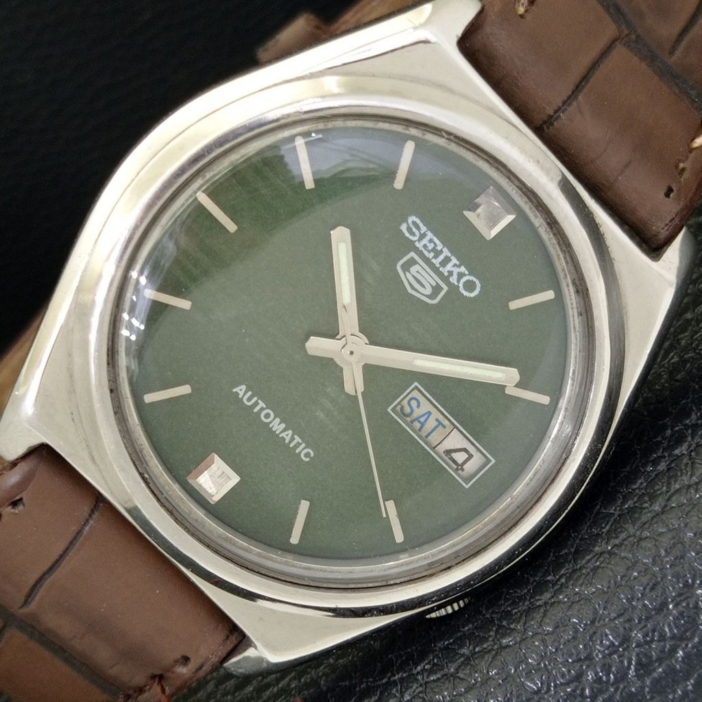 AUTOMATIC VINTAGE SEIKO 5 JAPAN MENS GREEN COLOR DIAL WATCH a701647-5 R206c-a701647