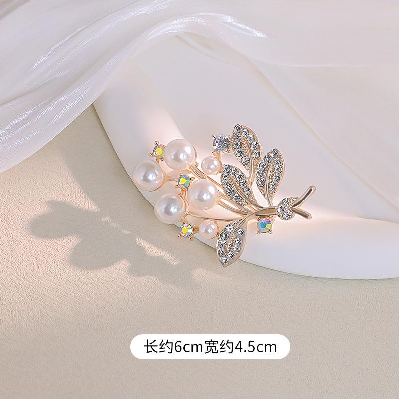 Fashion Versatile Flower Rhinestone Brooch Light Luxury Alloy Women's Anti-light Pin Suit Apparel Accessories Decoration