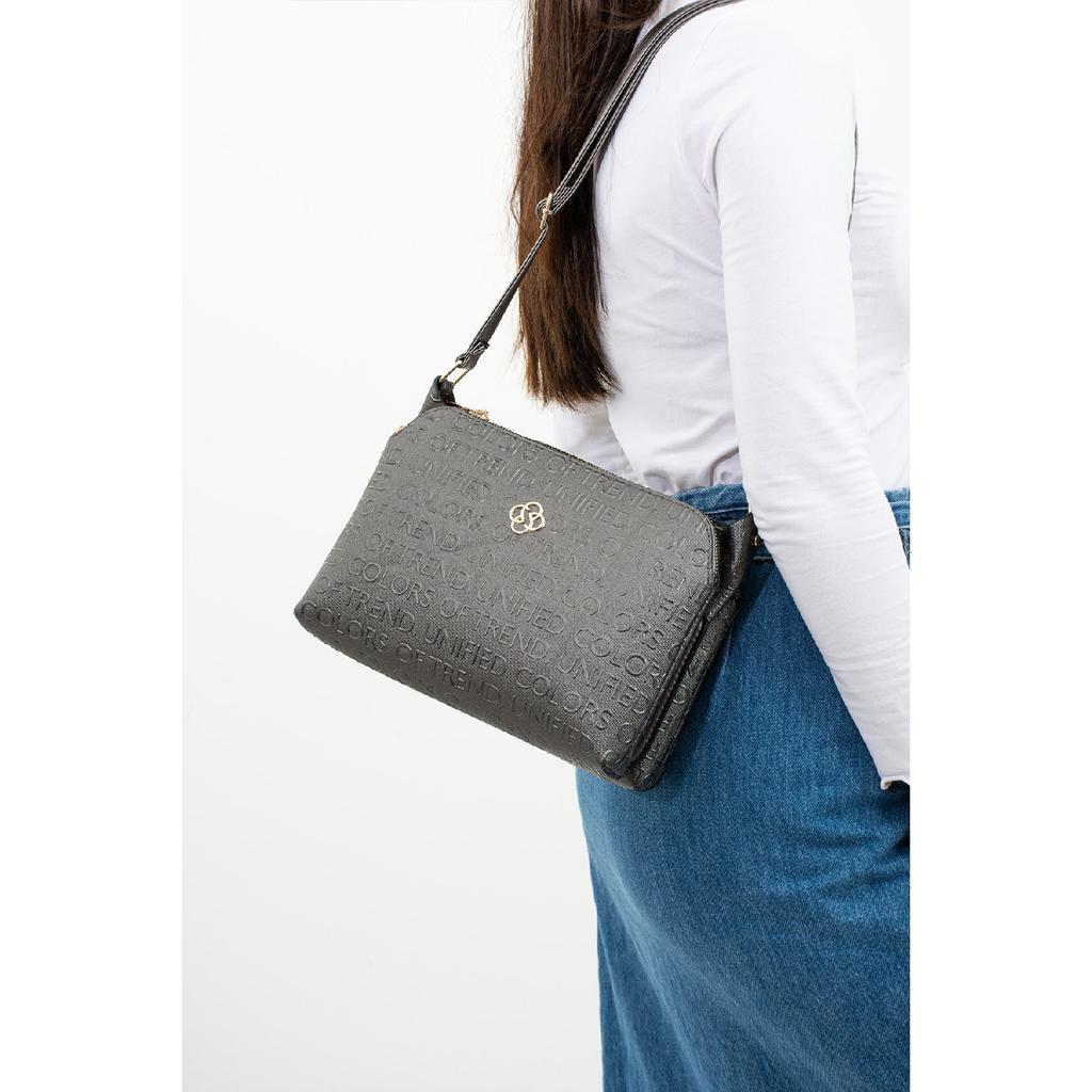 Hochwertige, wasserabweisende Schultertasche mit Kreuzgurt und drei Fächern, in Schwarz mit Textdruck bedruckt