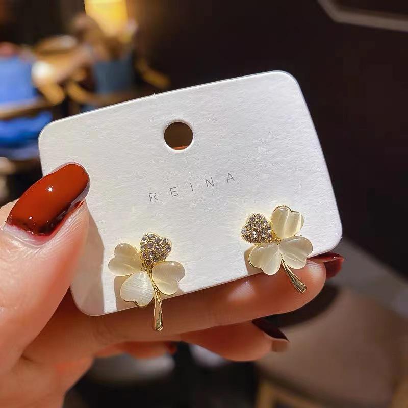 Elegante Ohrstecker in Katzenaugen-Optik mit vierblättrigem Kleeblatt - Einzigartiges Herzdesign für Frauen, modischer und anspruchsvoller Ohrschmuck.