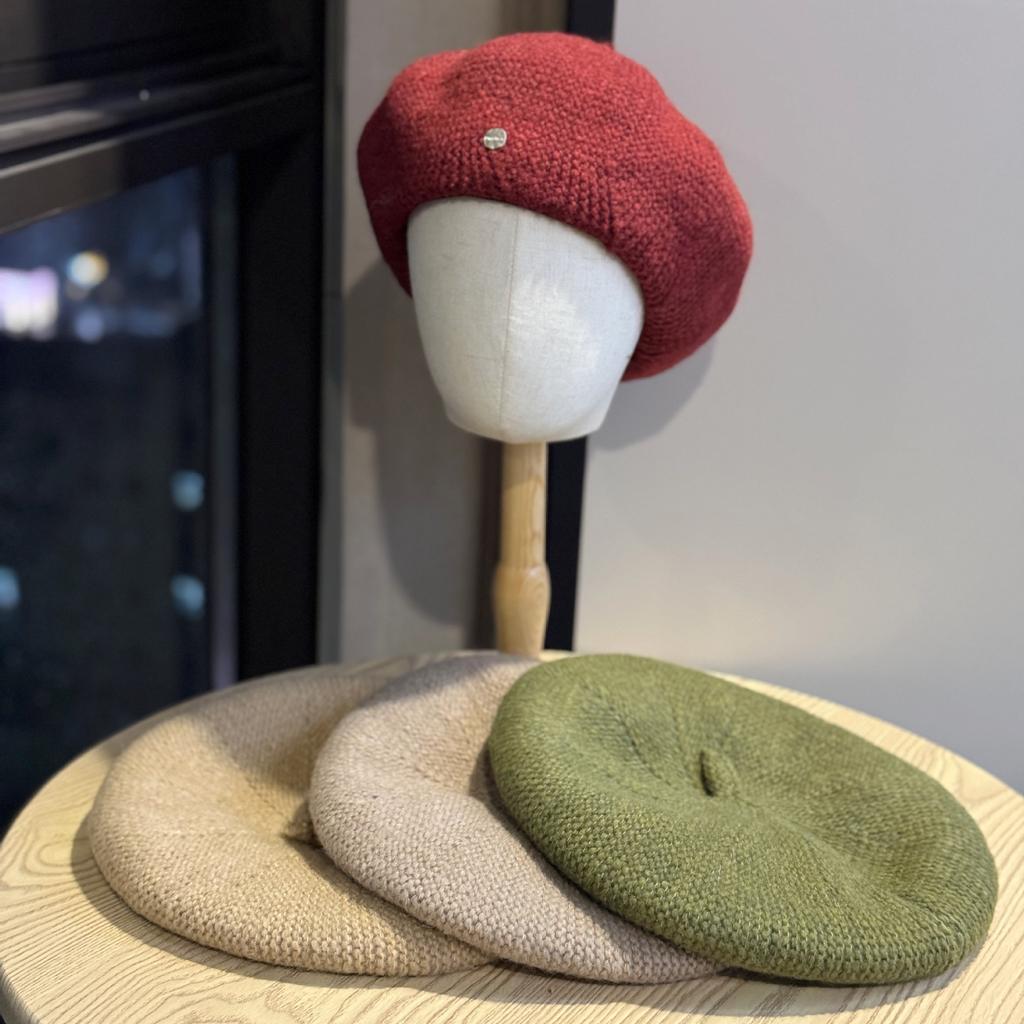 New Autumn and Winter Knitted Beret Women's Casual Literary Painter's Hat Korean Version Versatile Face Showing Little Bud Hat Trend