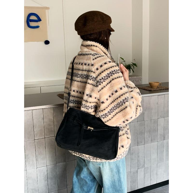 Crossbody Bag with A Sophisticated Look for Business Casual Wear, Single-shoulder Bag with An Underarm Design, Bucket Bag