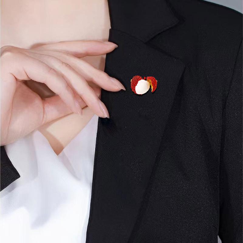 Delicate and small lychee brooch, cute niche design sense, anti-light buckle, fashionable and personalized cardigan, corsage pin for women