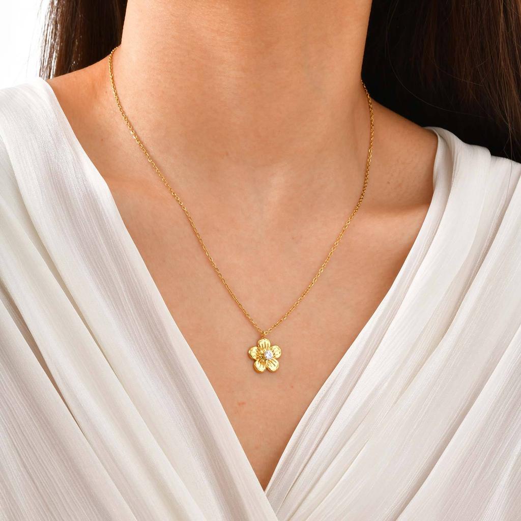 Wind Sweet Girl Stainless Steel Shiny Zircon Bow Flower Necklace Plated 18K Gold Nc-2380