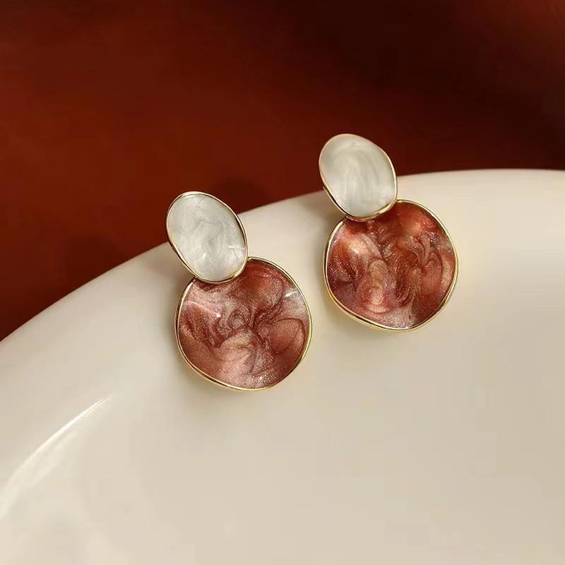 

Niche irregular contrasting color drip glaze geometric stud earrings design sense fashion temperament earrings simple versatile commuter earrings світло-коричневого кольору