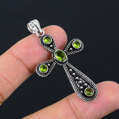Přírodní peridotový drahokam Ručně vyrobený přívěsek kříž z ryzího stříbra 925 2,10" F7u83