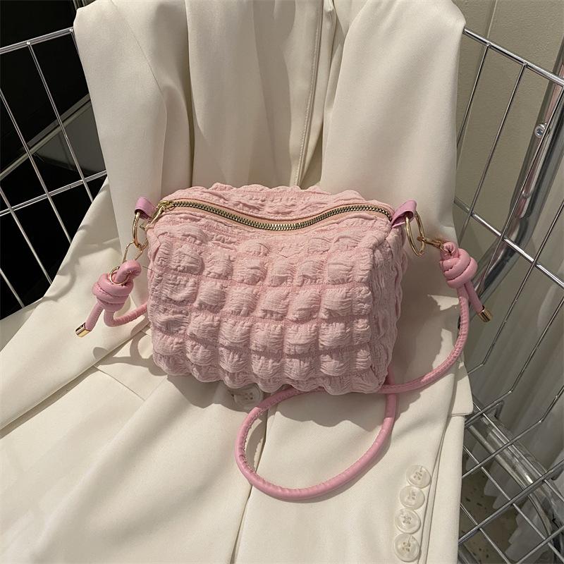 

2025 new bag women s ins niche cloud single shoulder fashion trend versatile solid color pleated oblique span women s bag розовый