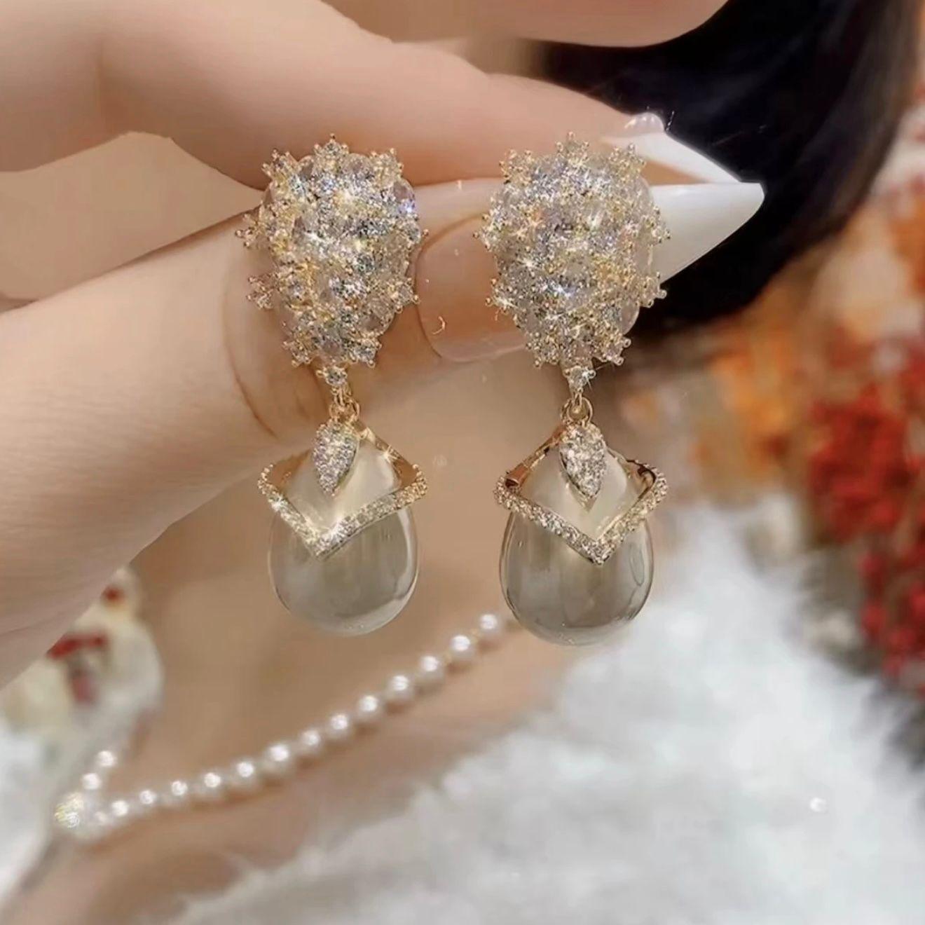 Small Niche Design Earrings with Versatile and Retro Elegant Temperament, Water Droplet Shaped Earrings