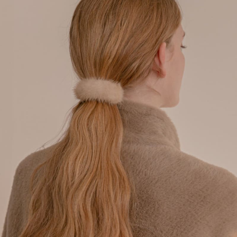 

Jean Paul Clarisse Mink Half Moon Banana Pin JP-22-197BA black